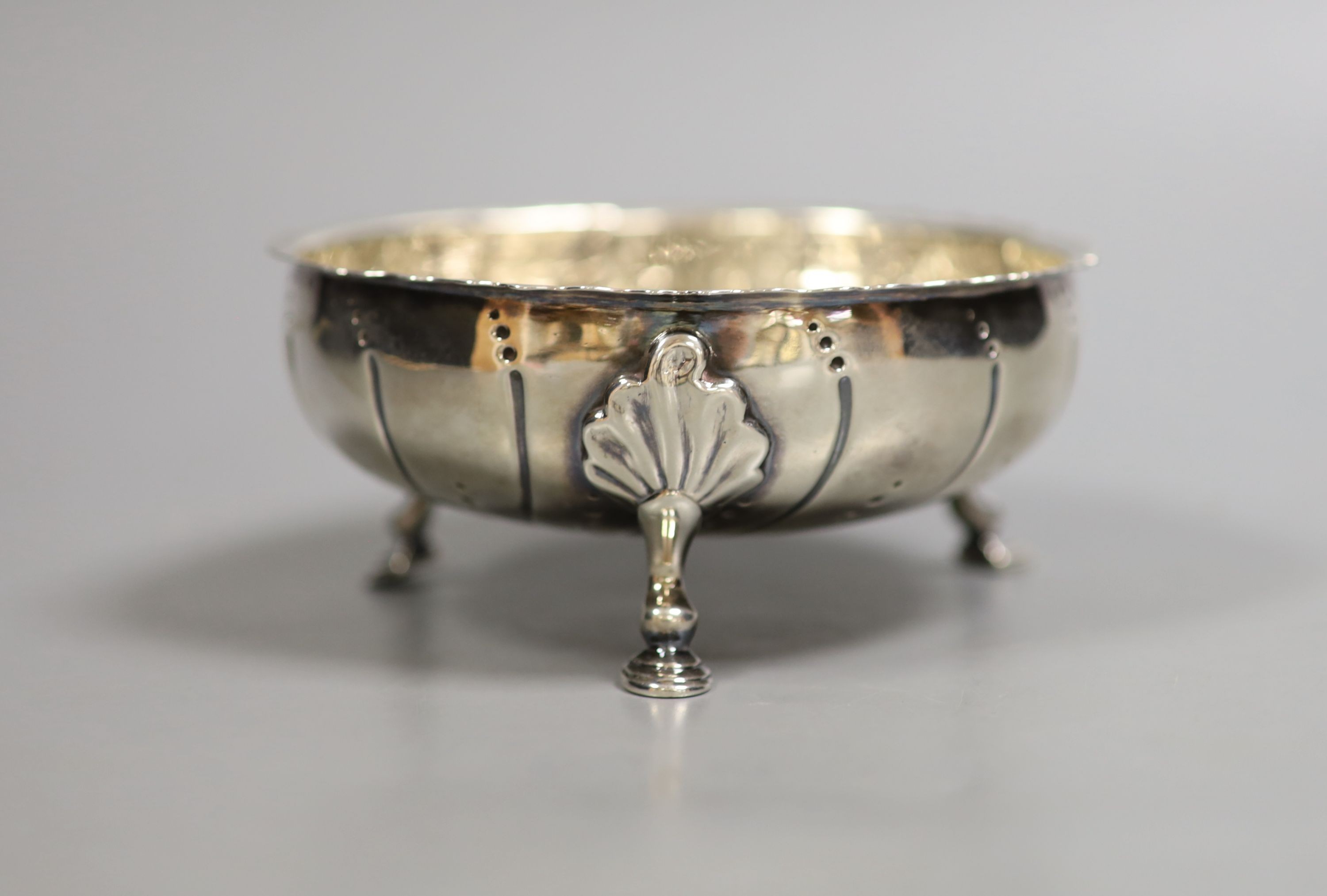 A Victorian repousse silver bowl, on three hoof feet, London, 1871, diameter 12.6cm, 6oz.